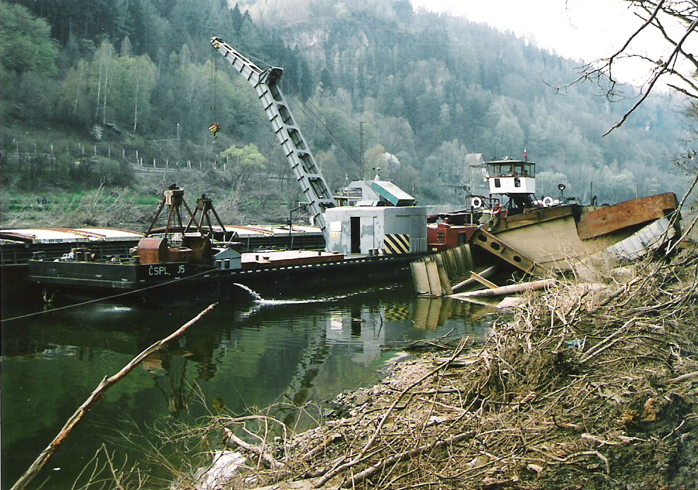 Removal of the wreck parts, photo by M. Tomasek